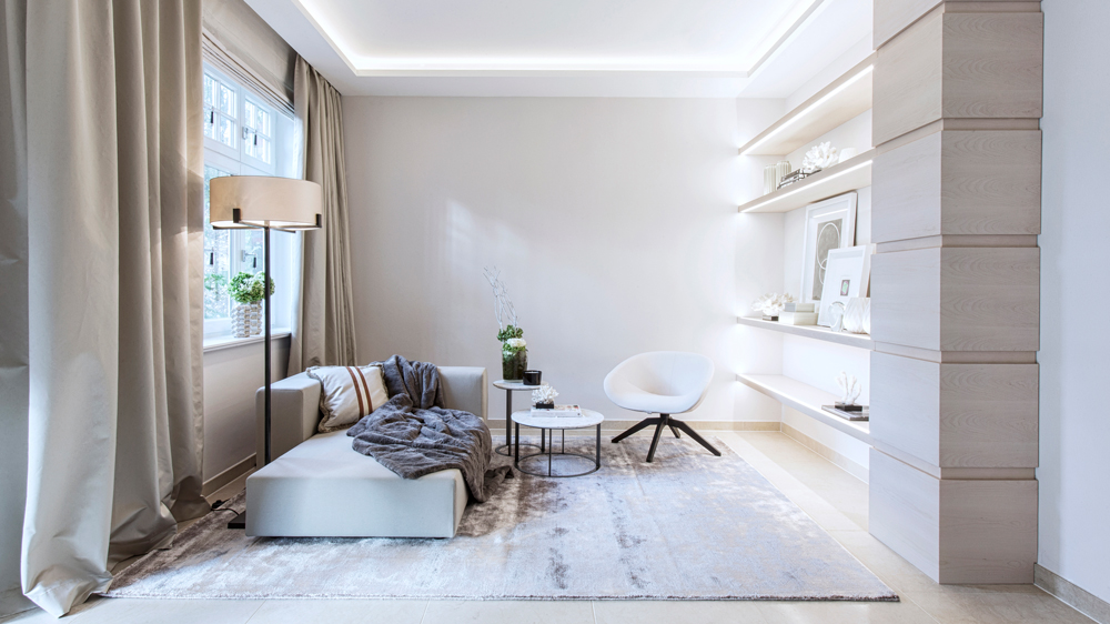 Stilvolles Wohnzimmer in Grau- und Beige-Tönen gehalten