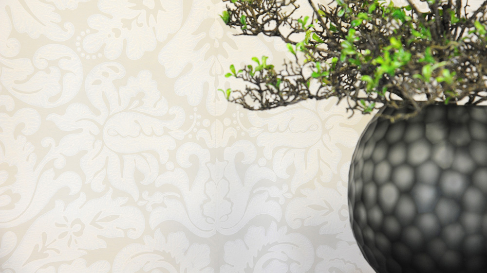 Wand mit beiger Tapete und einer Pflanze in einer modernen Vase